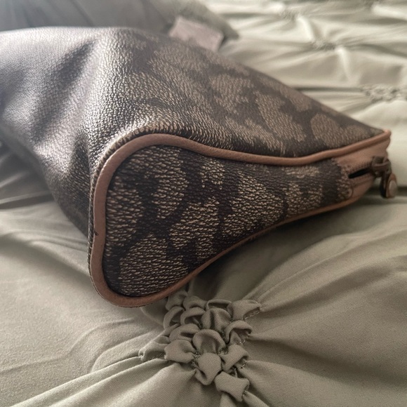 Yves Saint Laurent Giraffe Print Cosmetic Bag - Picture 4 of 11